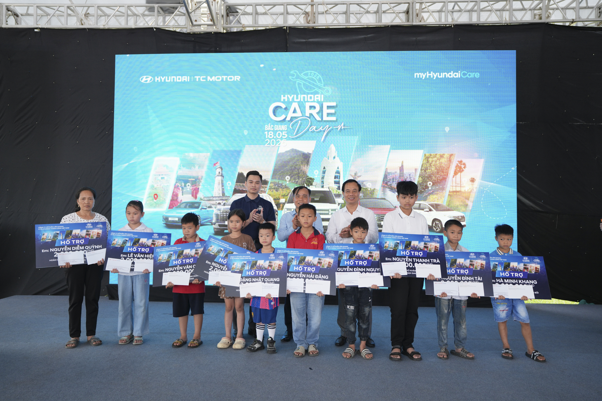 2 dai dien hyundai thanh cong viet nam trao qua ho tro cac tre em co hoan canh gia dinh kho khan tai bac giang