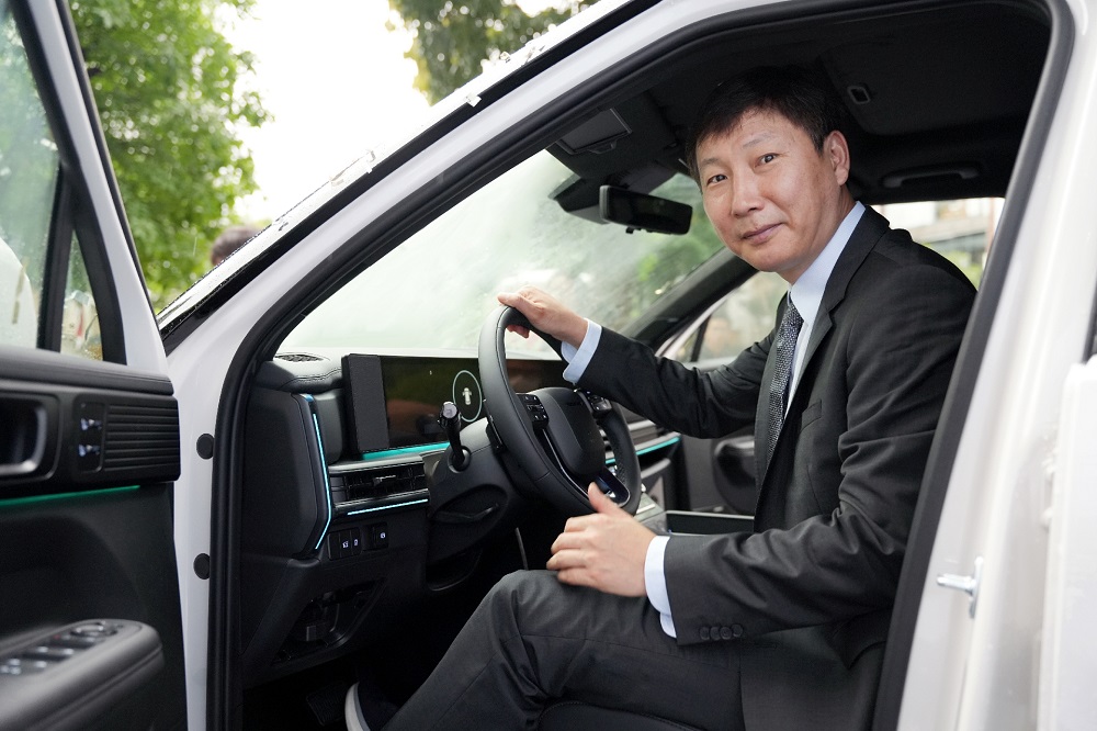 1 ong kim sang sik ben trong khoang lai chiec santa fe calligraphy 2