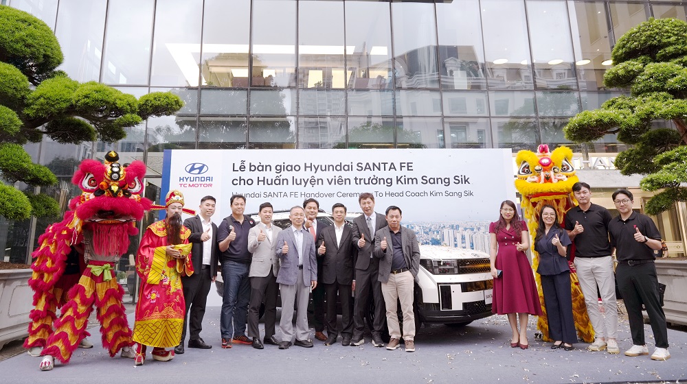 2 ong kim sang sik chup anh chung cung tong giam doc va cac cbnv huyndai thanh cong viet nam1