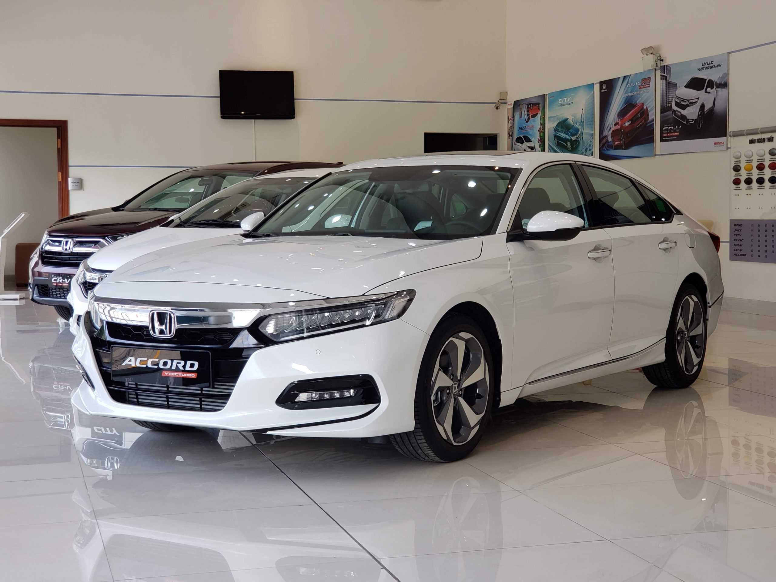 Mazda6, Honda Accord “trắng tay”: Doanh số sedan hạng D đang tụt dốc không phanh?