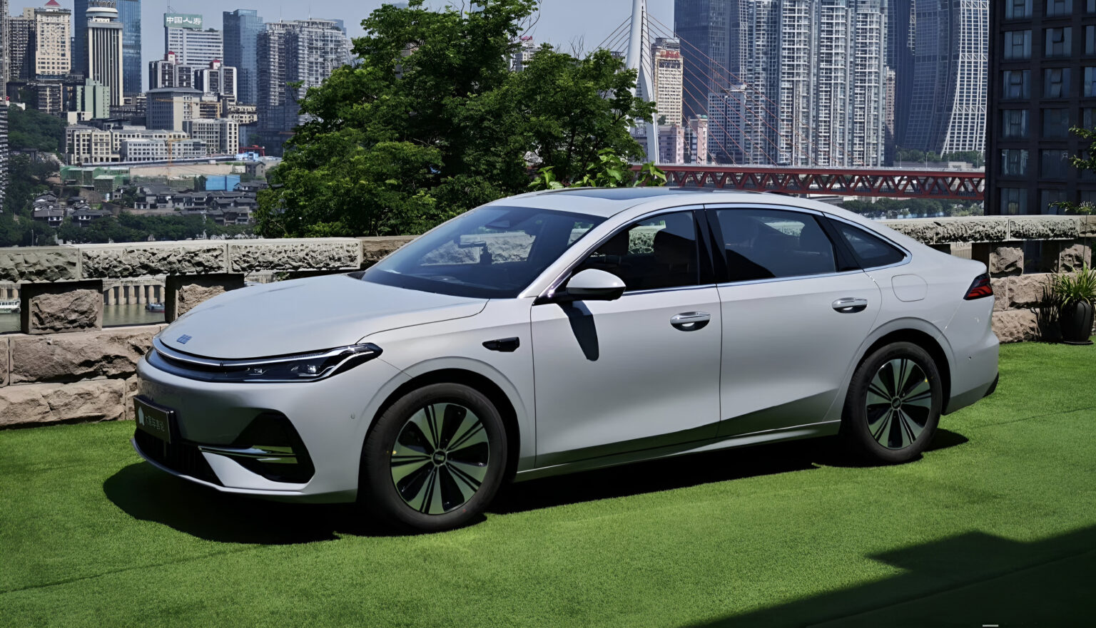 Geely hé lộ chiếc sedan hybrid mới, có khả năng chạy tới 2.100 km