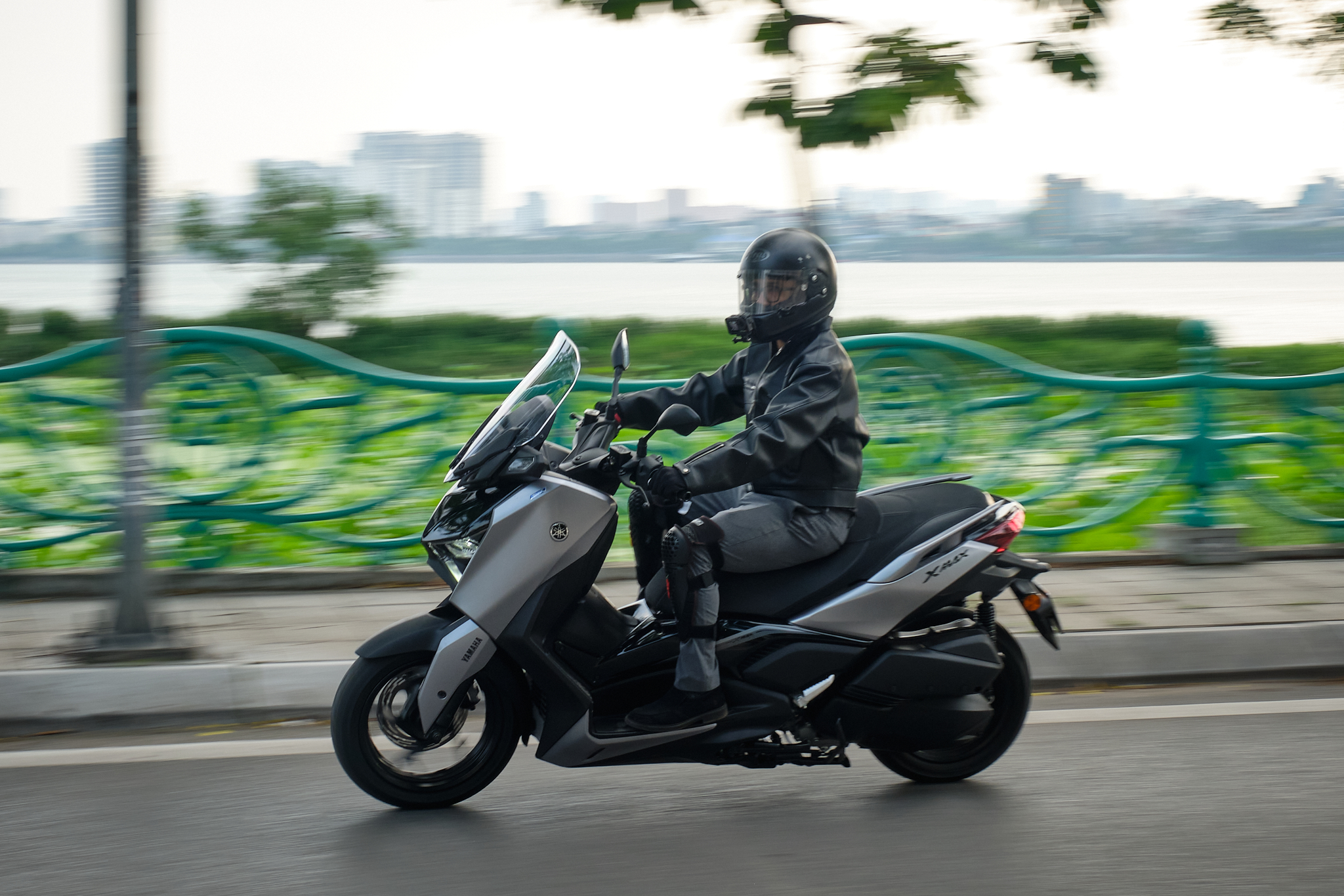 Tay ga đường dài Yamaha XMAX 300 - Lựa chọn thực tế cho người sống xa trung tâm