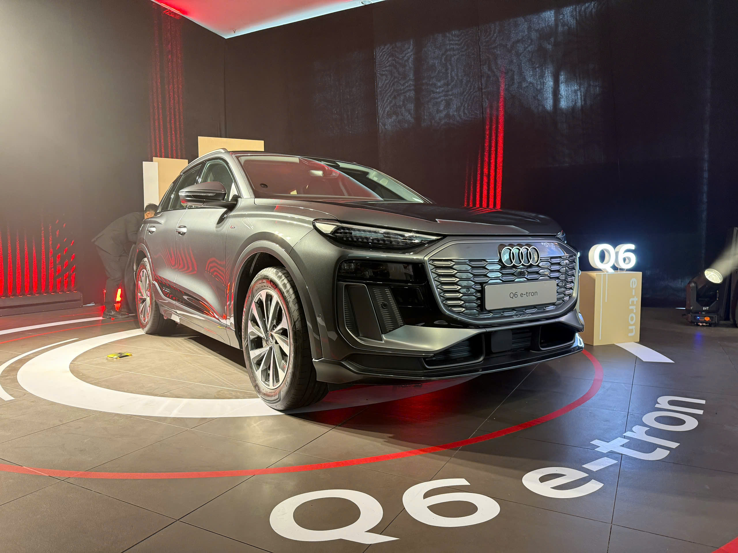 Audi Q6 e-tron chính thức trình làng: giá từ 3,199 tỷ đồng