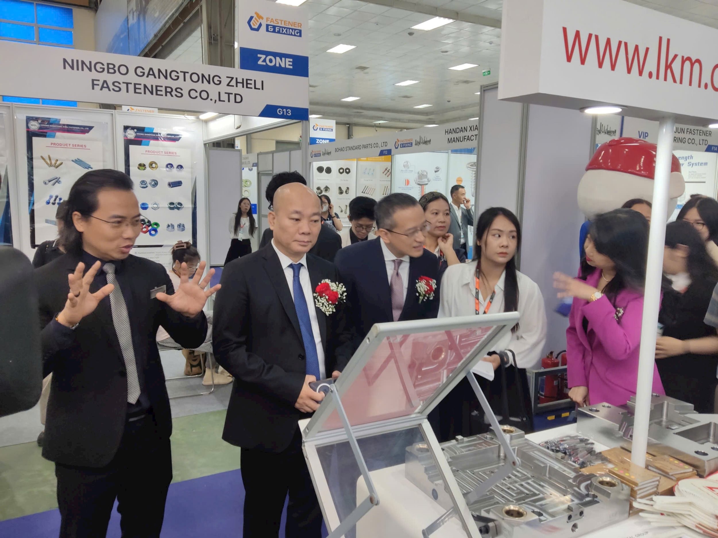 cac dai bieu tham quan tai trien lam