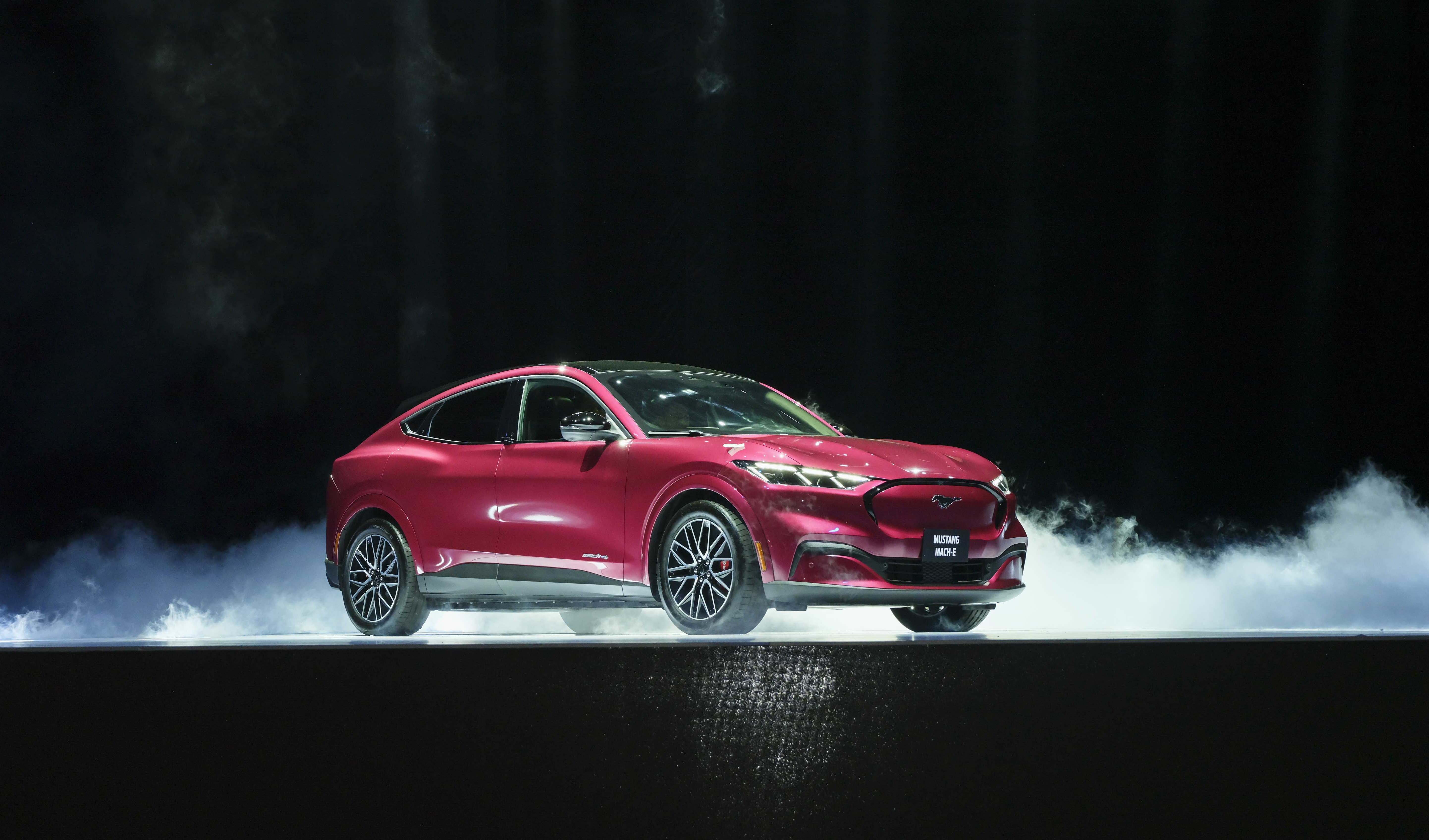 Giá 2,599 tỷ đồng, Ford Mustang Mach-e có gì để hấp dẫn tín đồ xe Việt?