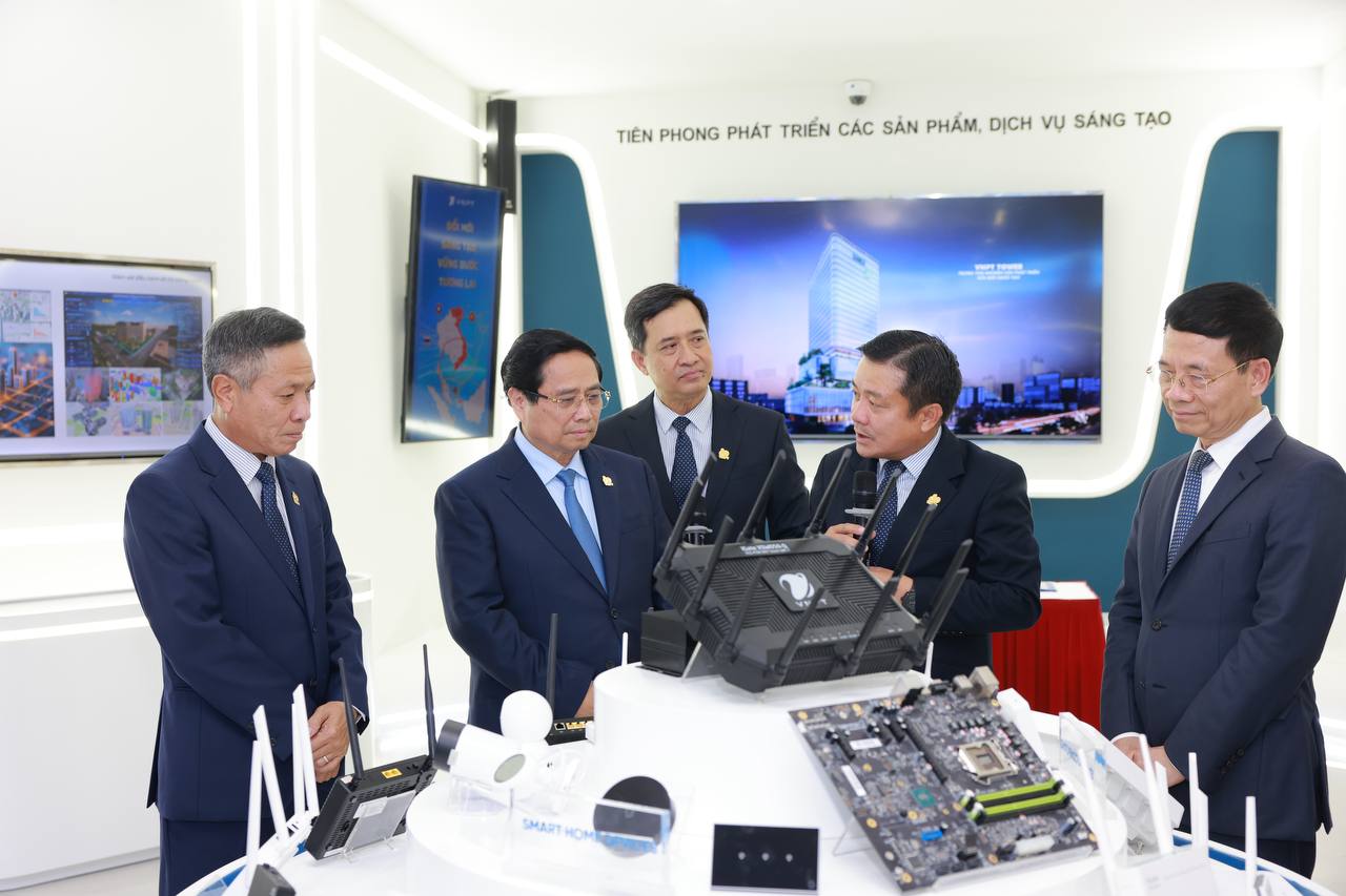 tai khu vnpt space lanh dao tap doan vnpt gioi thieu voi thu tuong pham minh chinh ve san pham cong nghe cua vnpt 1