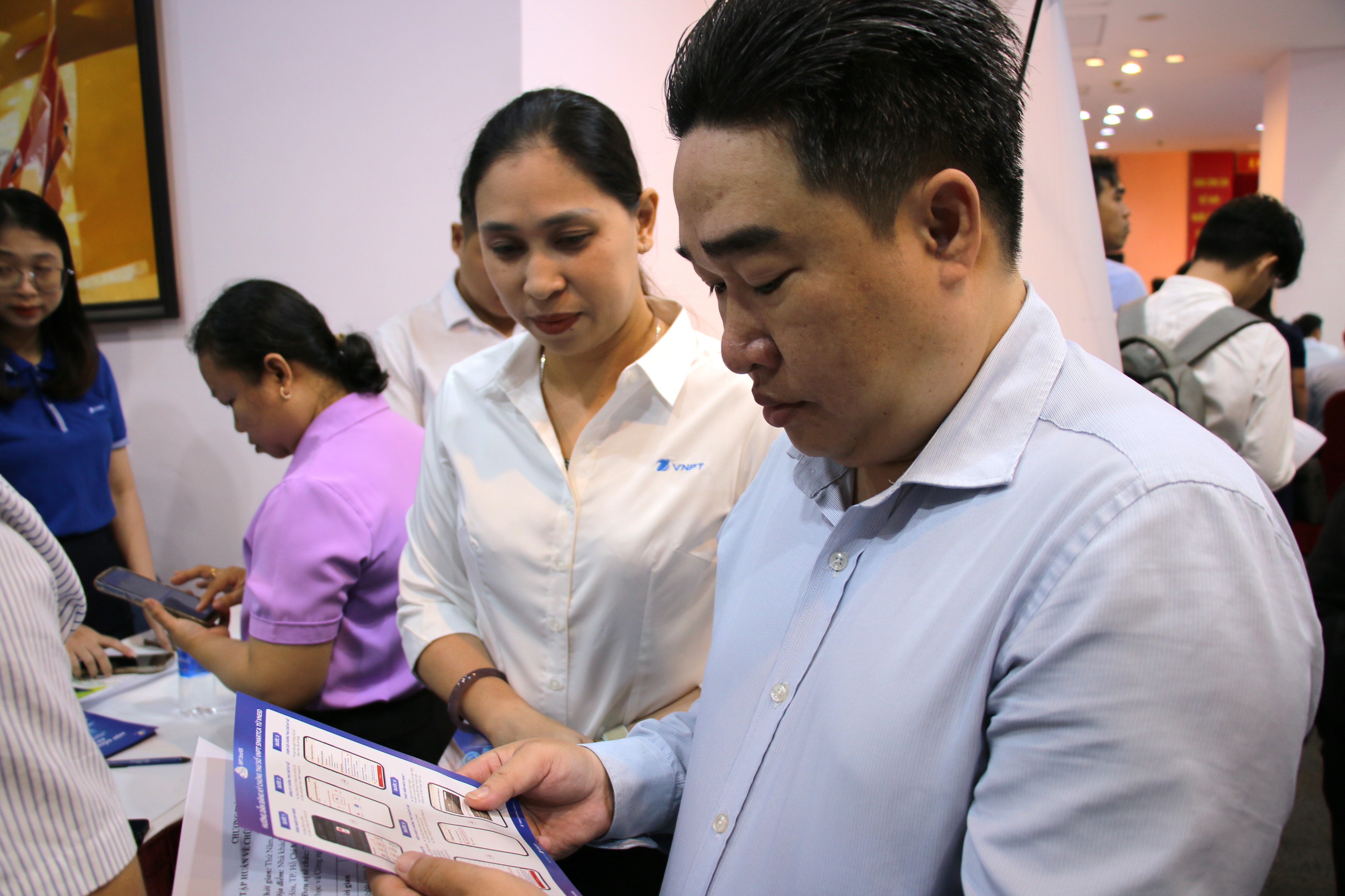 nhan vien vnpt ho tro cac dai bieu cai dat va su dung chu ky so vnpt smartca