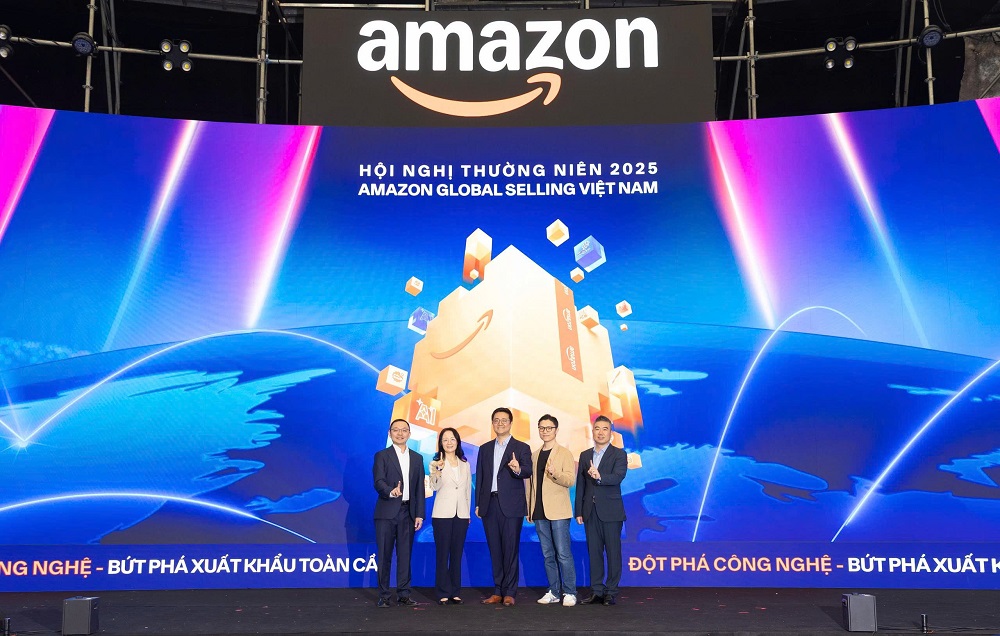 anh 1dai dien lanh dao cua amazon global selling khai mac hoi nghi