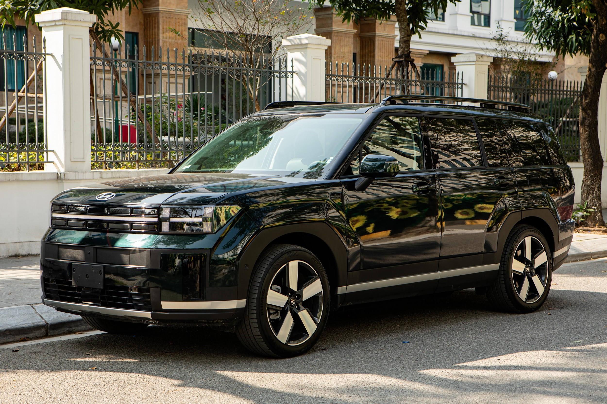 SUV gia đình 7 chỗ tầm giá 1 tỷ đồng: Vì sao Santa Fe là lựa chọn cân bằng nhất?