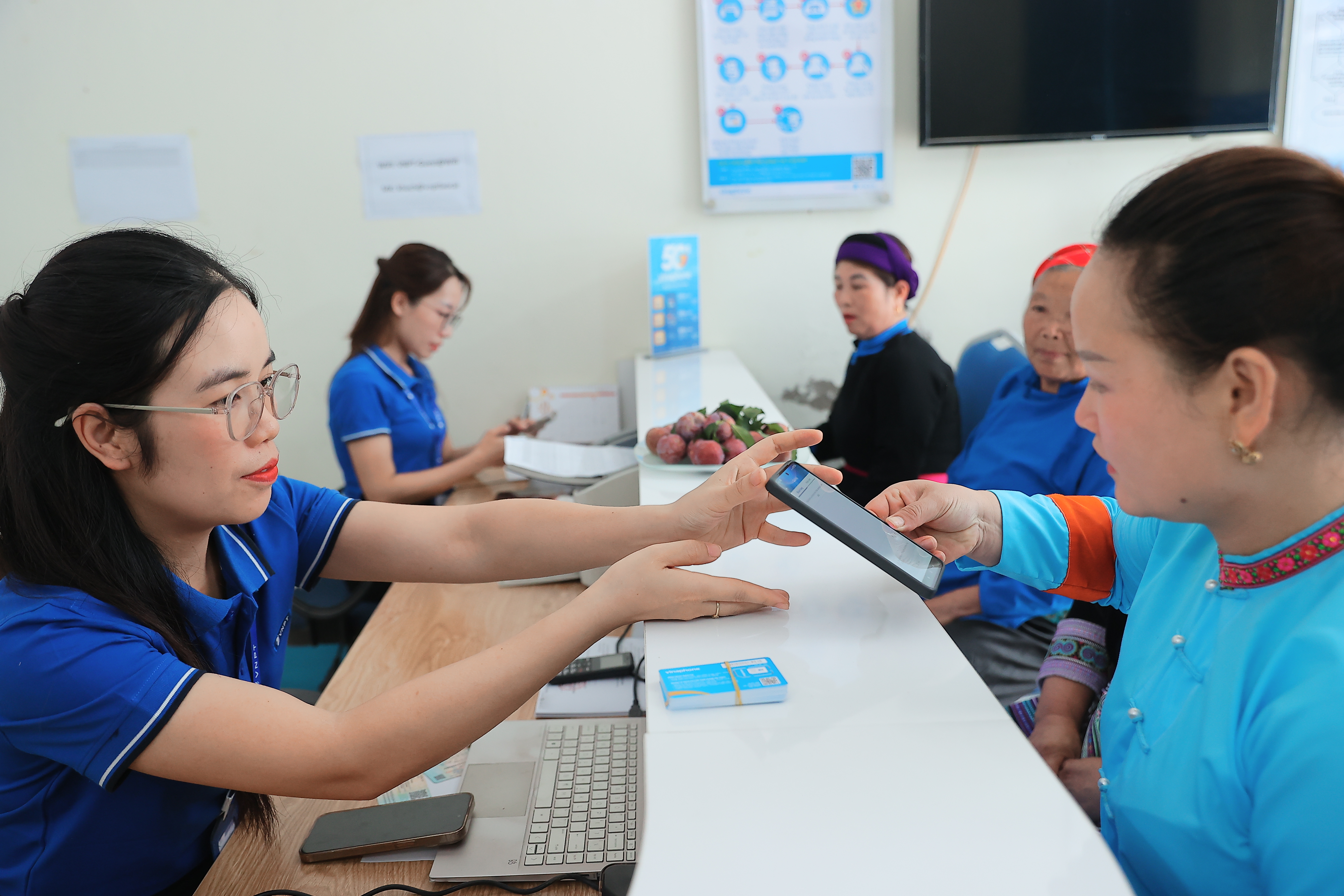 vinaphone phuc vu khach xac thuc thong tin tai diem giao dich vnpt bac ha lao cai