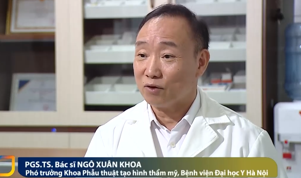 7 tiếng phẫu thuật cứu người phụ nữ bị hoại tử ngực vì tiêm silicon, bác sĩ bất ngờ phát hiện bệnh nhân mắc HIV nhưng giấu kín- Ảnh 2.