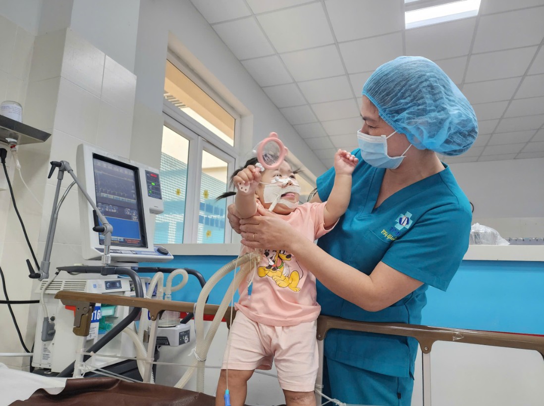 be gai duoc bac sy nuoi 2