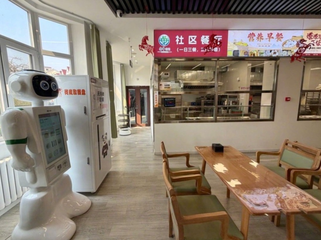 robot phuc vu nguoi gia 1