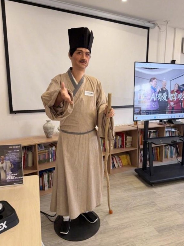 robot phuc vu nguoi gia 2