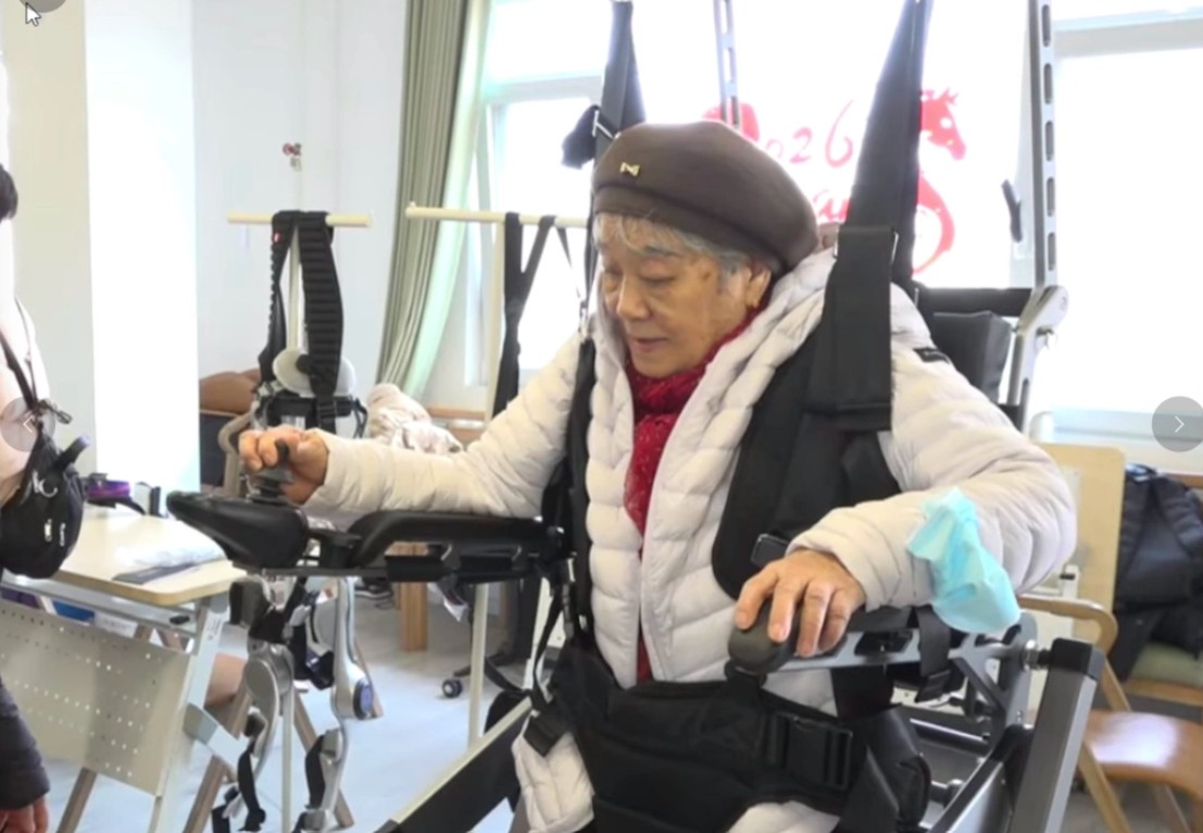 robot phuc vu nguoi gia 5