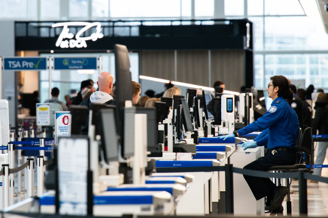 nhan vien an ninh san bay 1