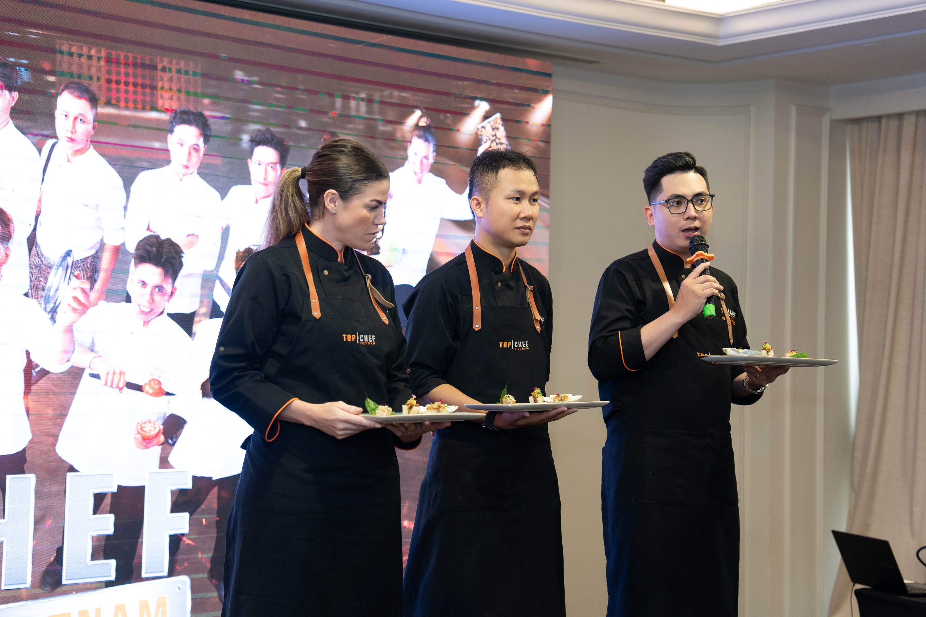 cac chef trong top 14 phu vu mon an cho khach moi tai su kien