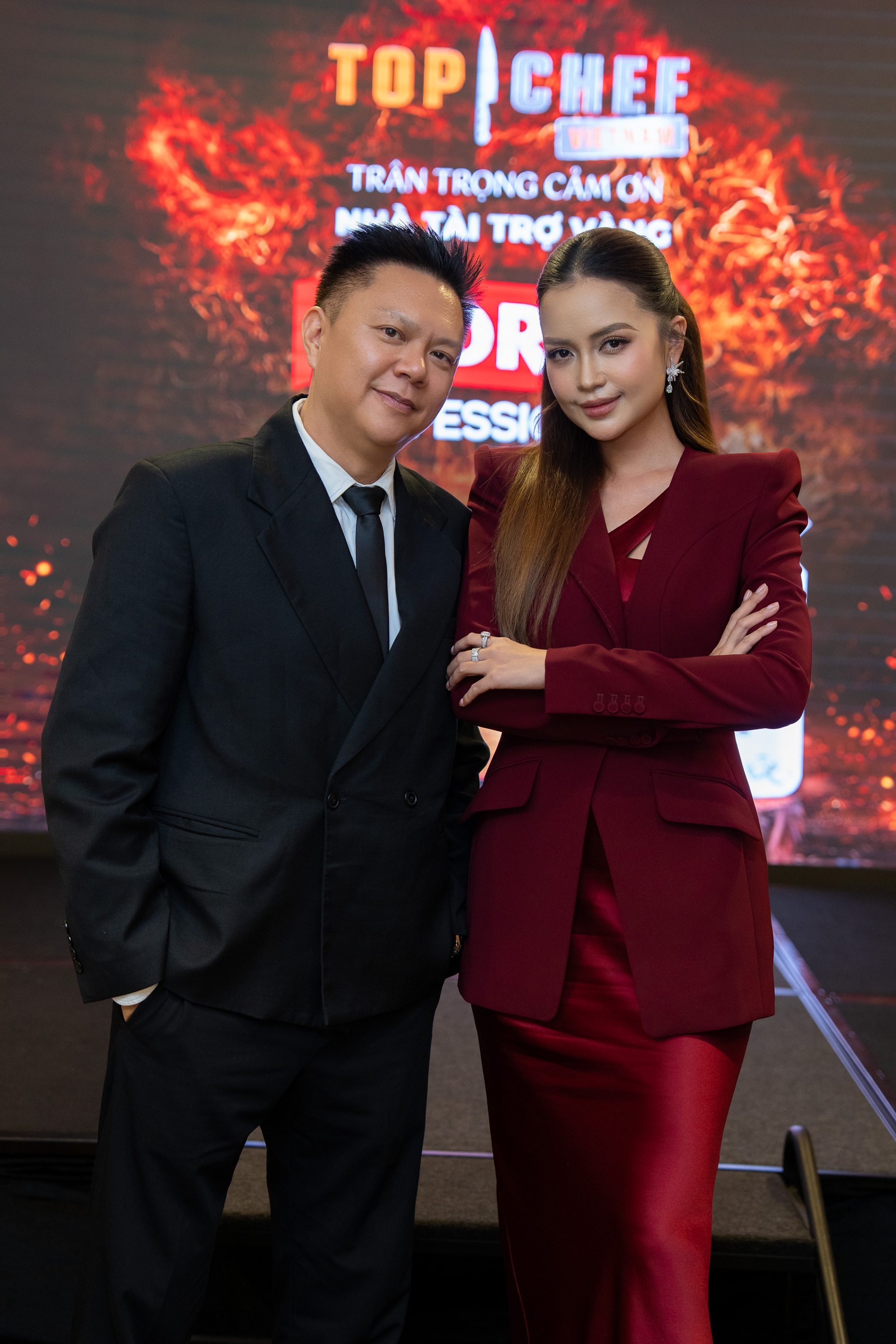 giam khao chuyen mon ong valentin tran va host hoa hau ngoc chau