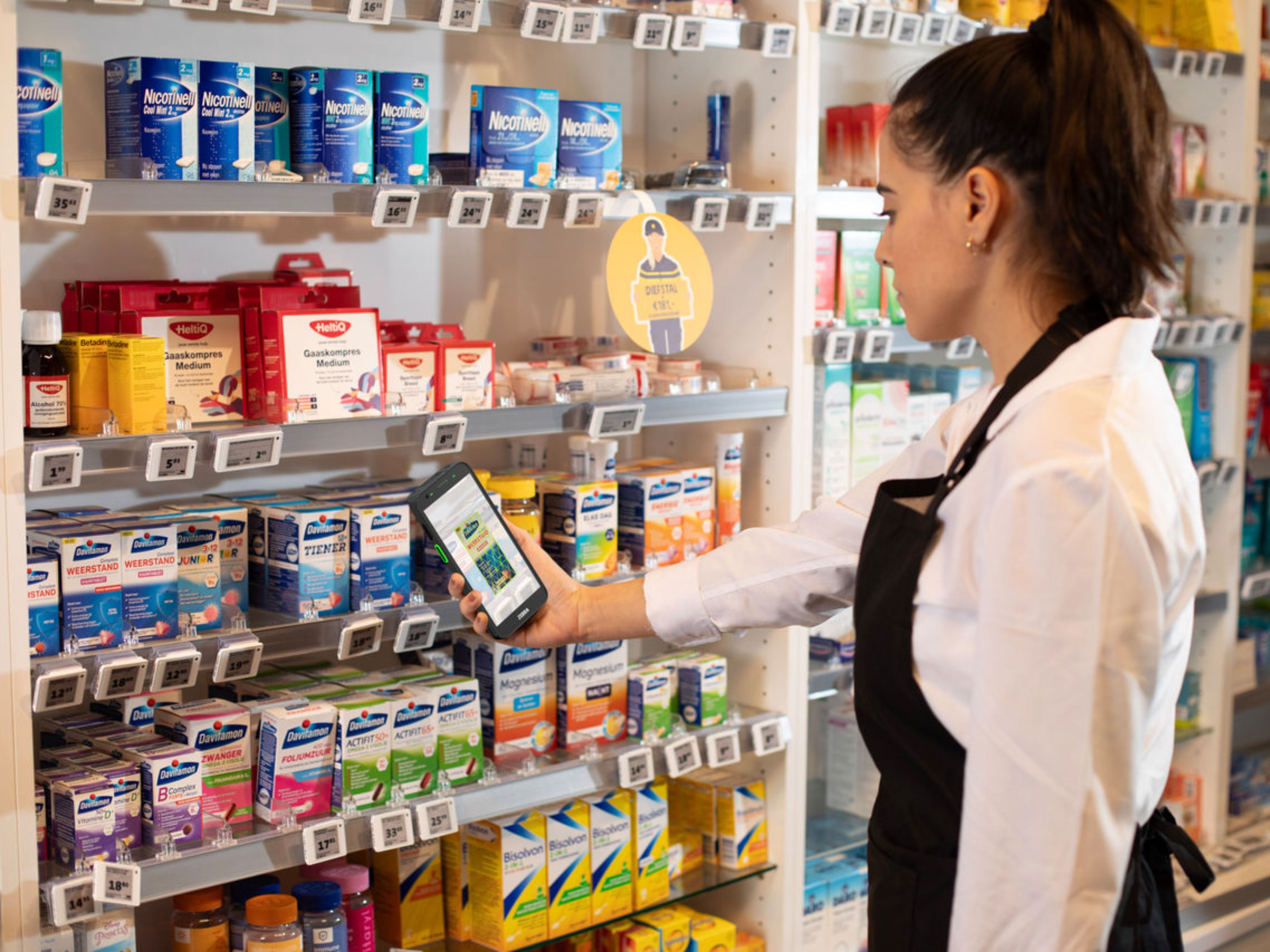 retail associate uses ai to identifiy product original file 1