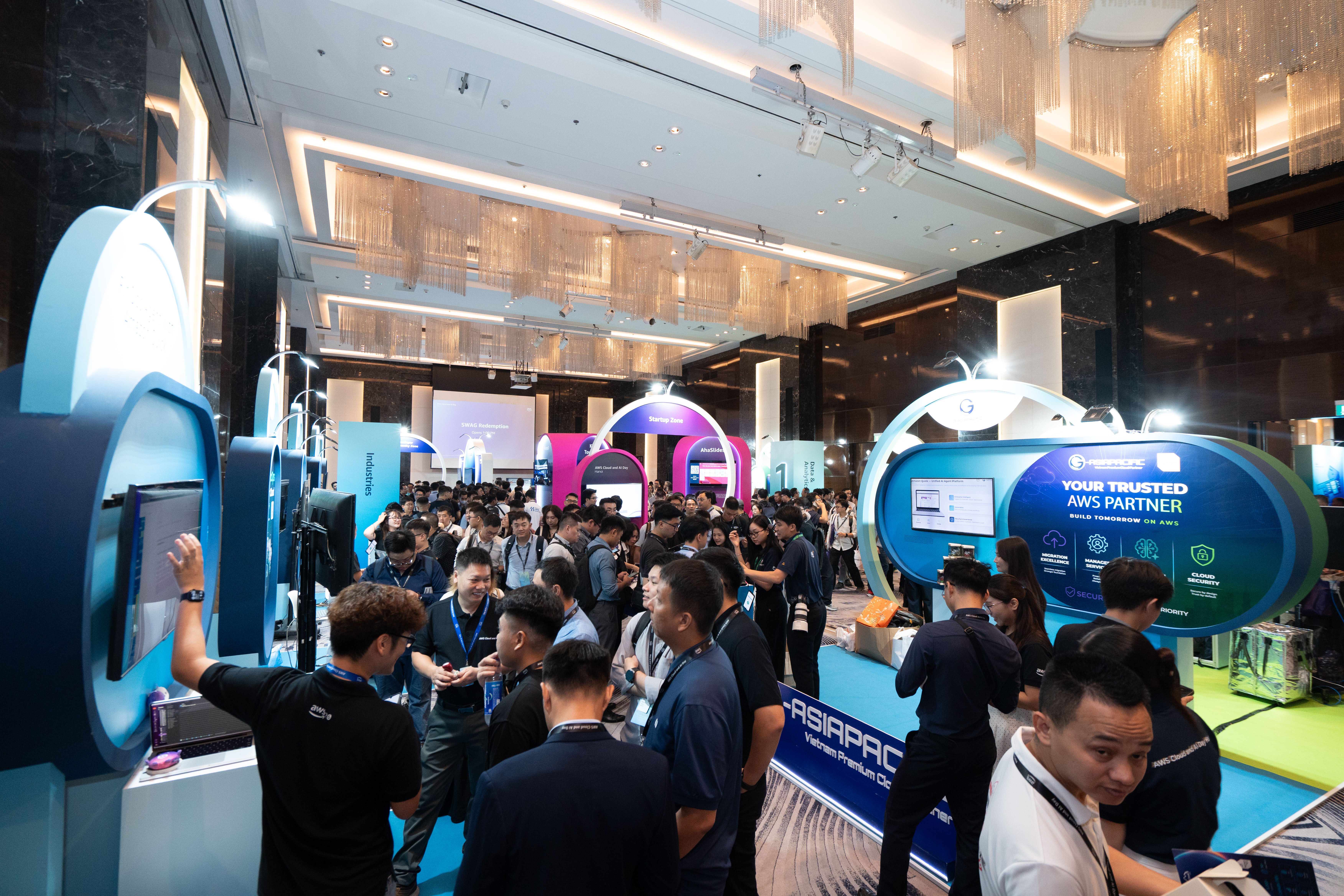 attendees at aws cloud and ai day hanoi 2