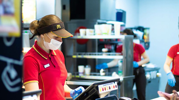 dong phuc nhan vien mcdonalds