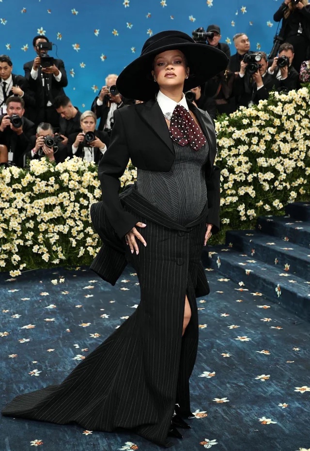 rihanna in custom marc jacobs at the 2025 met gala v0 tc12hutel2ze1 copy