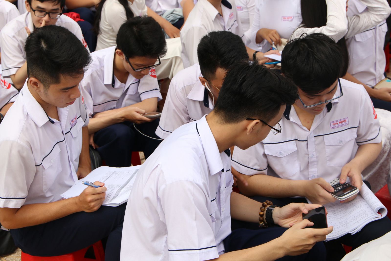 hoc sinh dung dien thoai