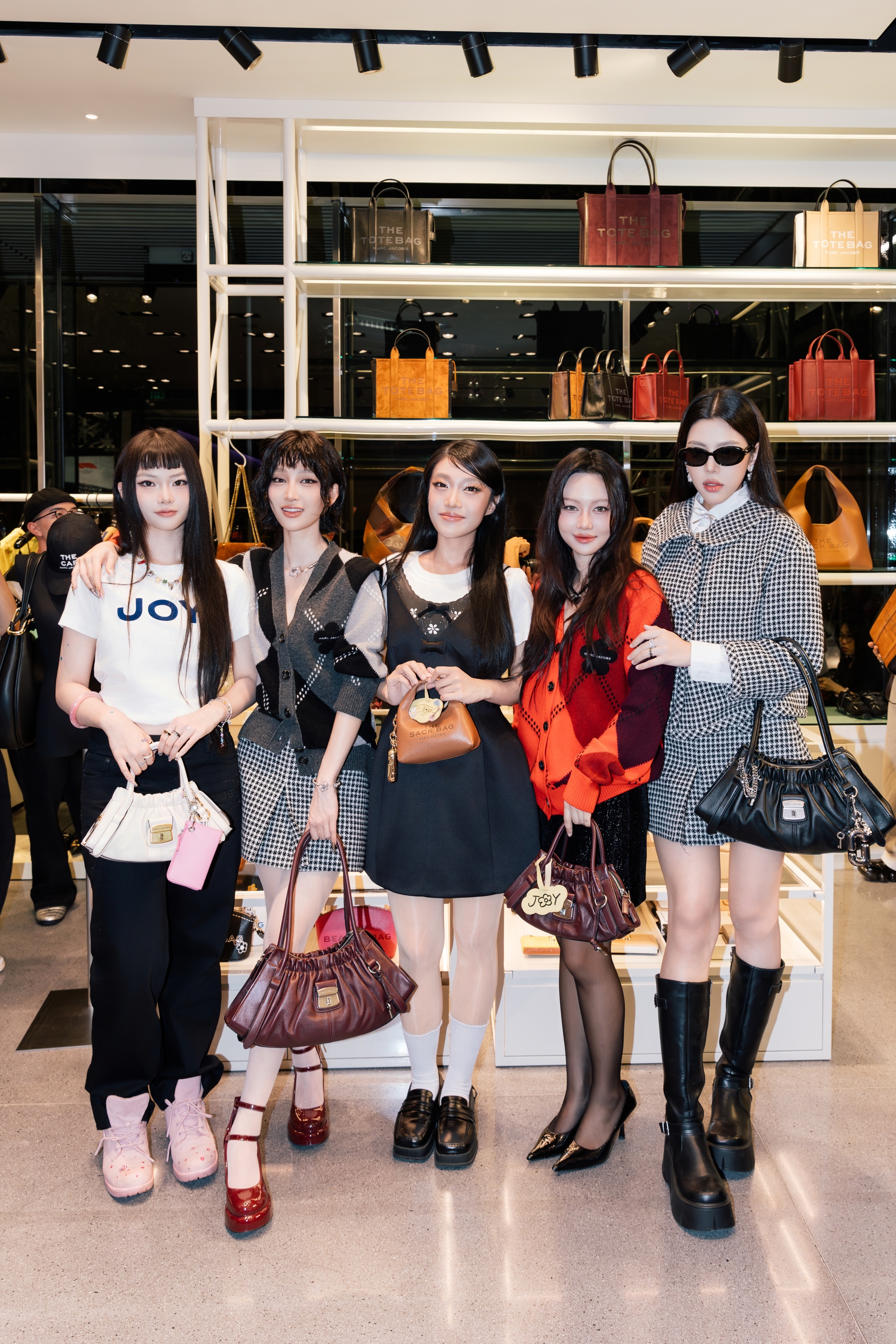 2 em xinh anh sang juky san chi xe yeo lan muoi