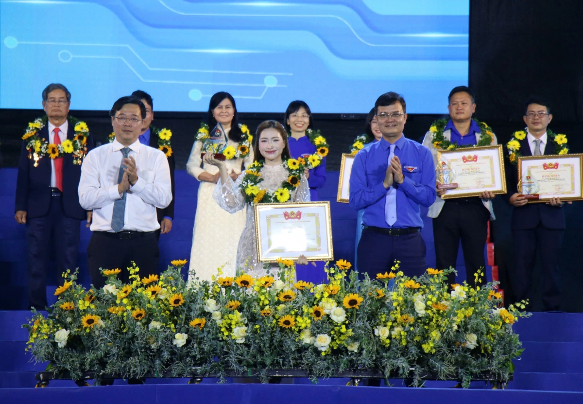 Ca sĩ Hoà Minzy nhận giải thưởng Tình nguyện quốc gia 2025