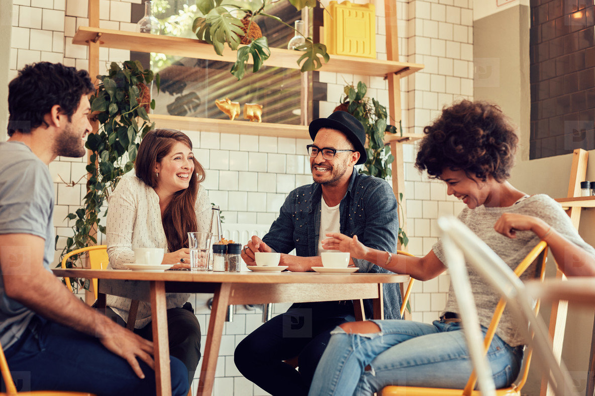 ngay nay rat de dang bat gap hinh anh cac nhom ban tre tu tap uong ca phe va noi chuyen vui ve voi nhau 1