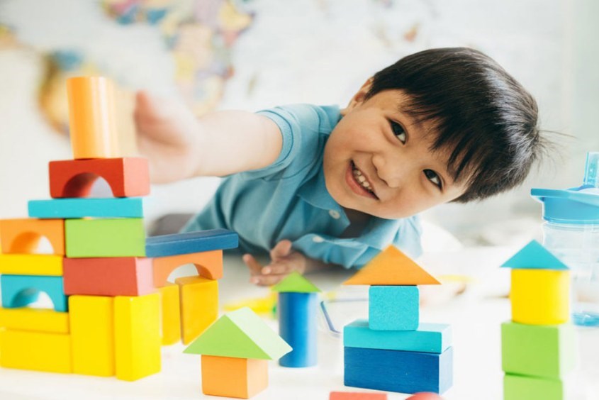 kha nang van dong tinh tot la dau hieu tre 3 tuoi thong minh 845x564