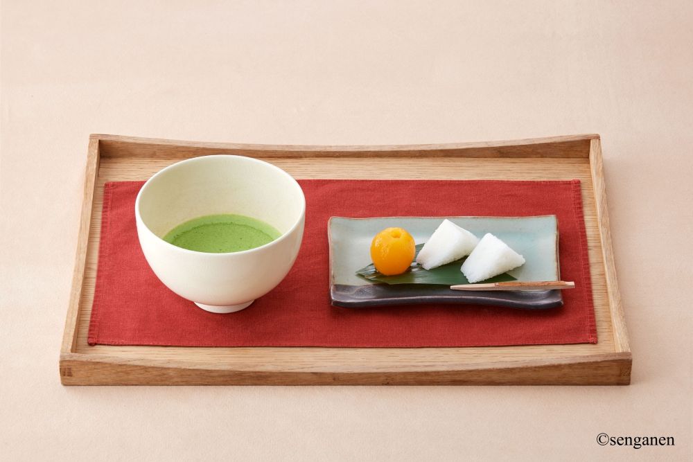 tra xanh matcha va banh ngot duoc phuc vu tai vuonsenganen