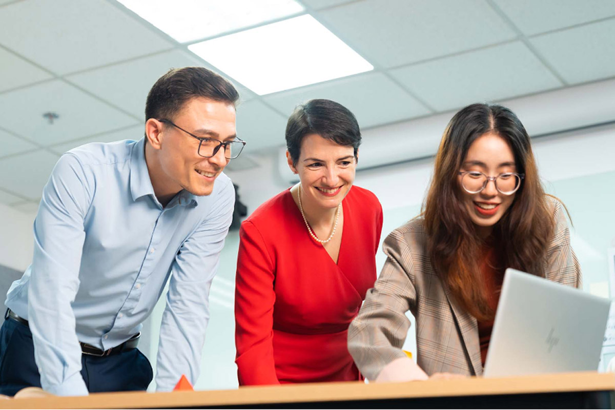 hoc nganh tam ly hoc ra lam gi 1200x800