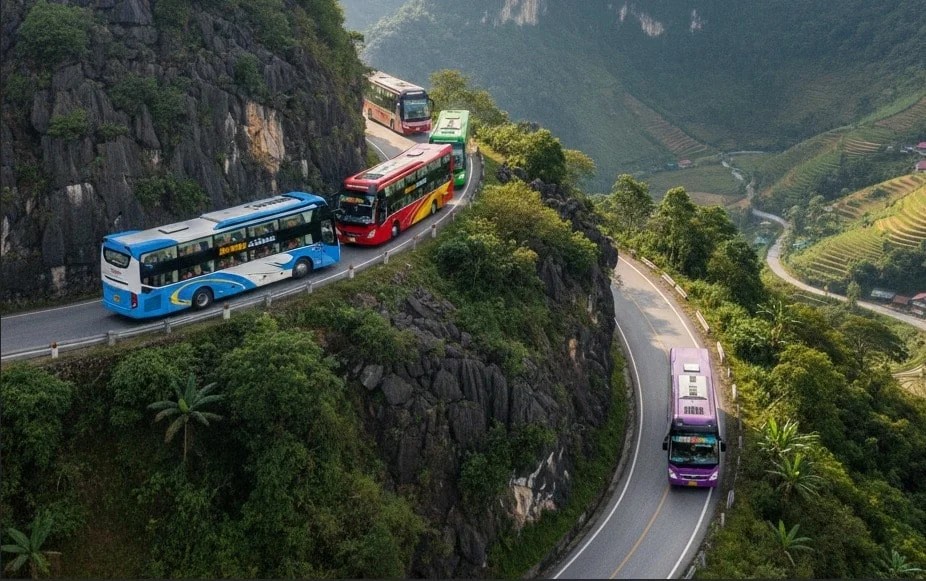 6cd7xe khach 2 tang csgt chay thu 2 0934