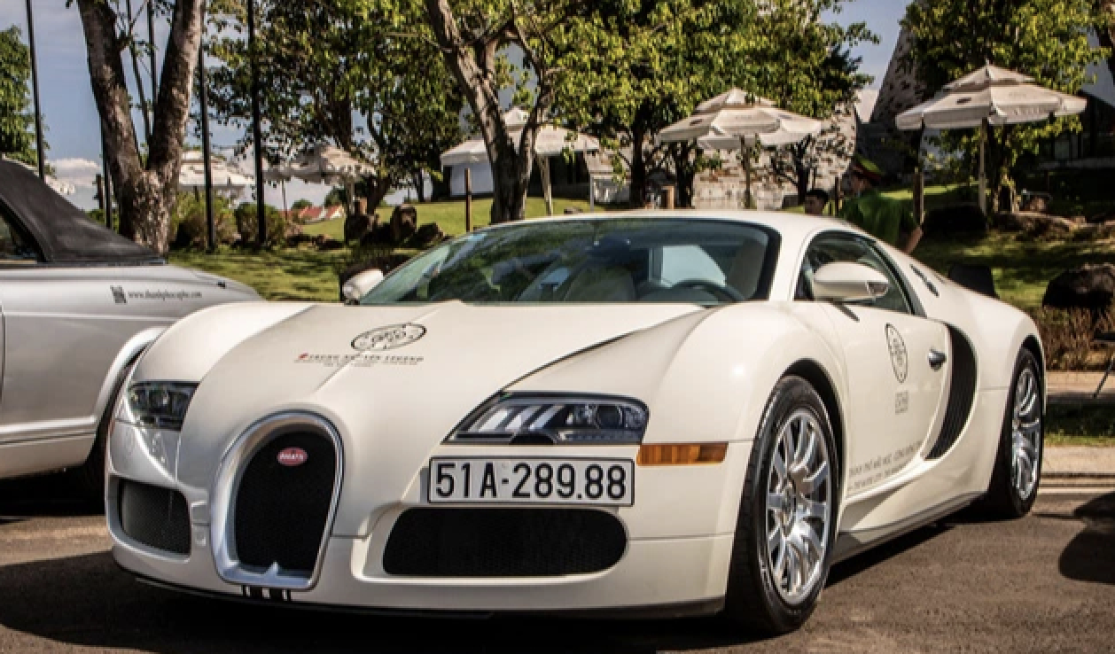 chiec hyper car bugatti veyron doc nhat viet nam co gia tri len den 50 ty dong