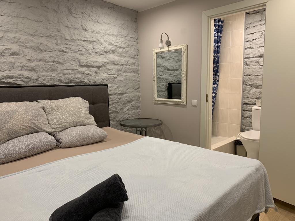 bo tri nha ve sinh trong phong ngu hop phong thuy 4