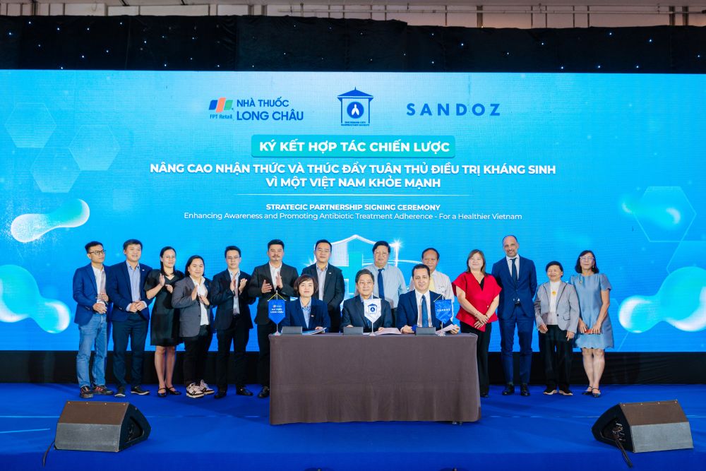 i dien sandoz long chau va hrs ky ket hop tac chien luoc1