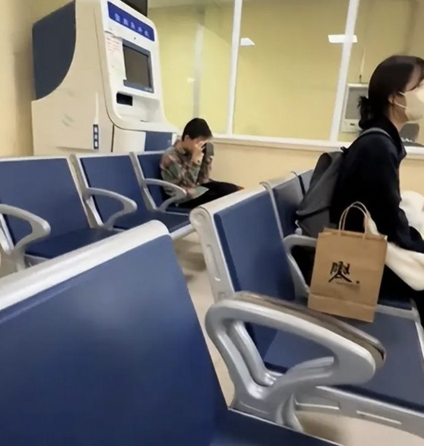 Một bức ảnh chụp trong hành lang bệnh viện khiến hàng triệu phụ huynh chết lặng