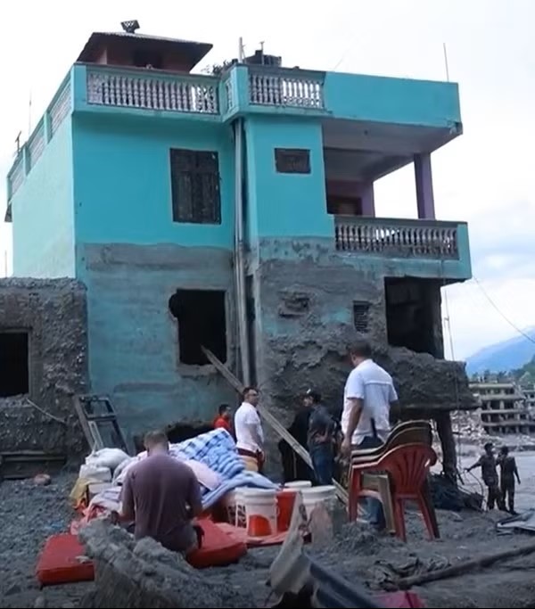 chu nhan nha mau xanh nepal 2
