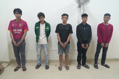  Bắt nhóm 'con nghiện' có nhiều tiền án chuyên cướp tài sản người đi đường