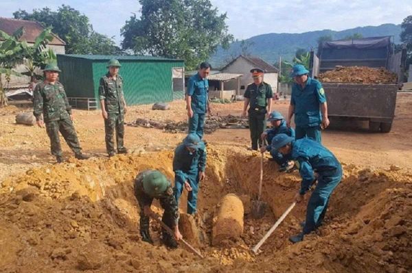 Đào vườn trồng cây, phát hiện bom 'khủng' nặng 350kg nguyên kíp nổ