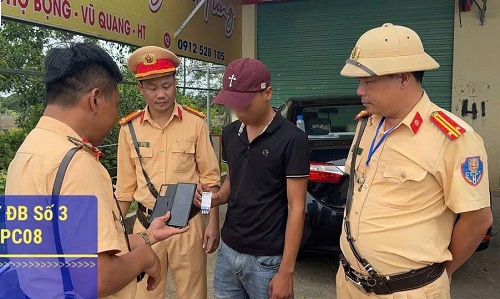 Dừng kiểm tra phương tiện, phát hiện thanh niên dương tính với chất ma túy 
