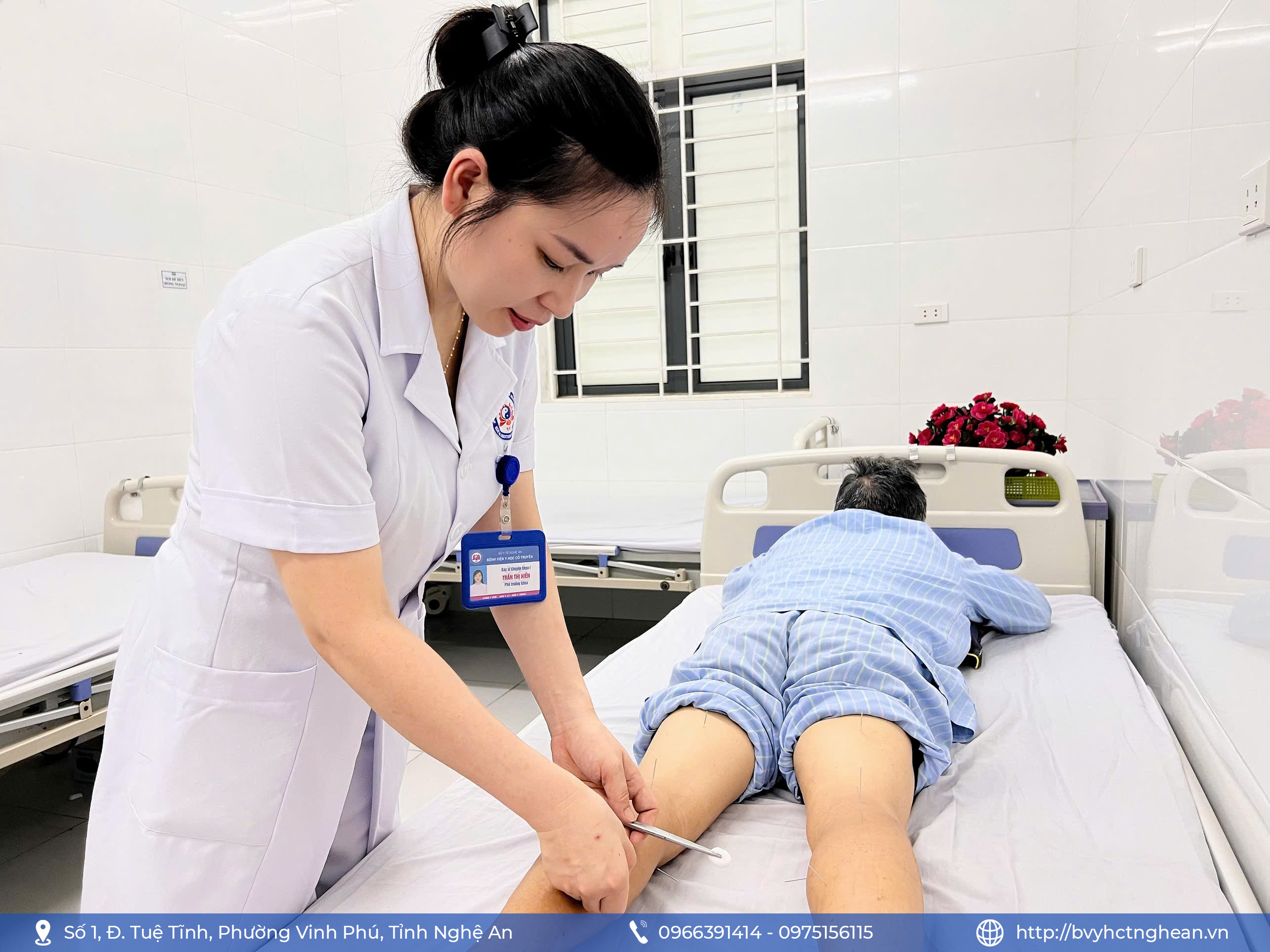 nh 1 bac si cham cuu cho nguoi benh