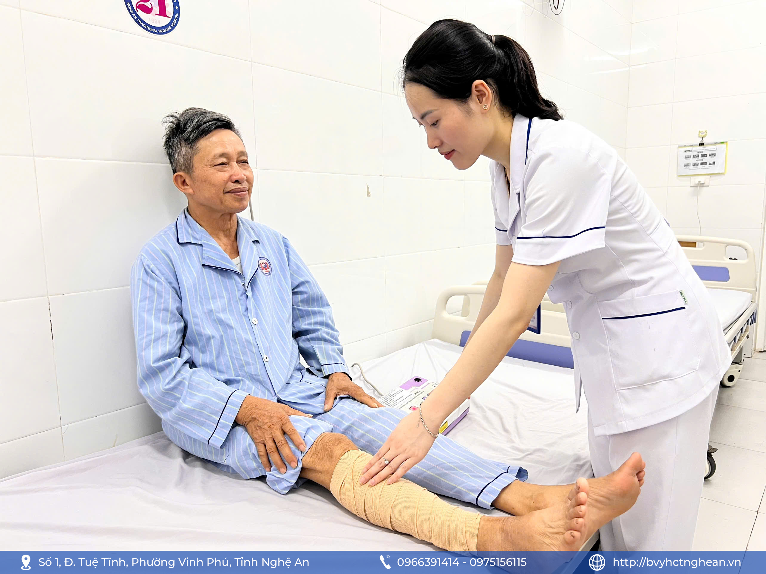 nh 2 dieu duong vien thuc hien ky thuat dien xung cho nguoi benh