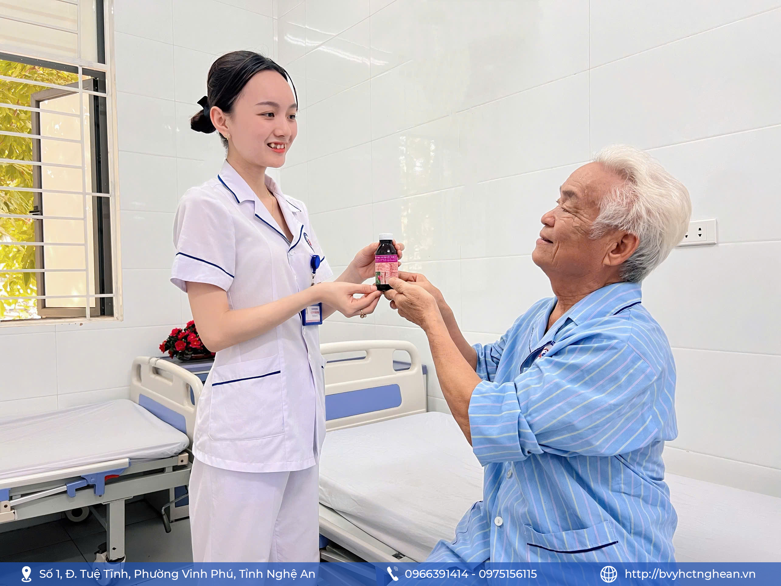 nh 3 dieu duong vien huong dan nguoi benh su dung thuoc cao thong mach do benh vien tu san xuat