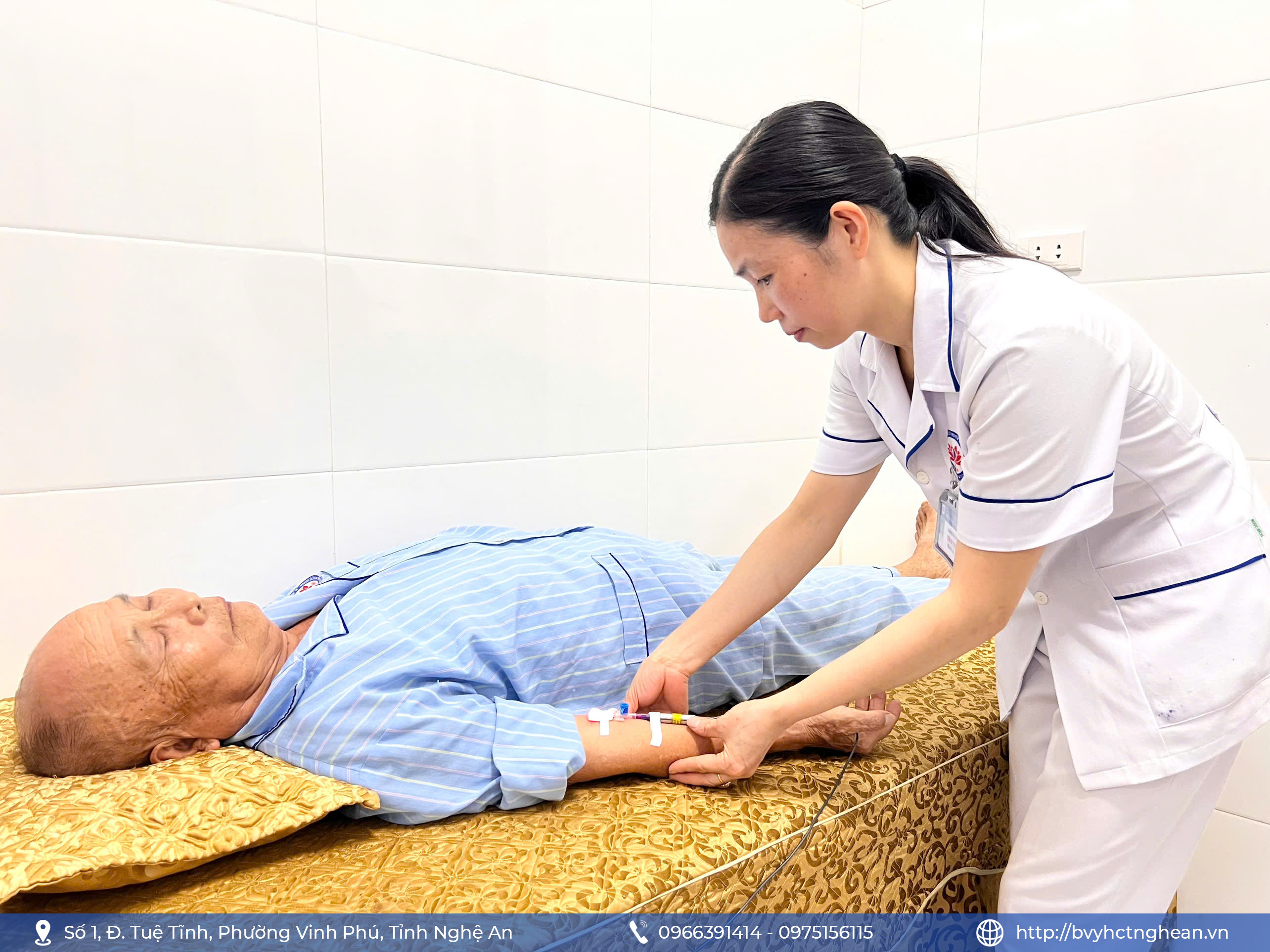 nh 4 dieu duong vien thuc hien ky thuat laze noi mach cho nguoi benh