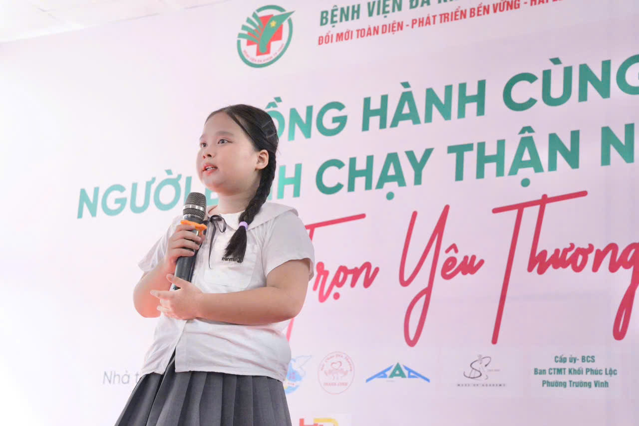 be hai anh con can bo nhan vien y te bieu dien tiet muc doc tho gui tang den cac co cac chu nguoi benh tran day cam xuc