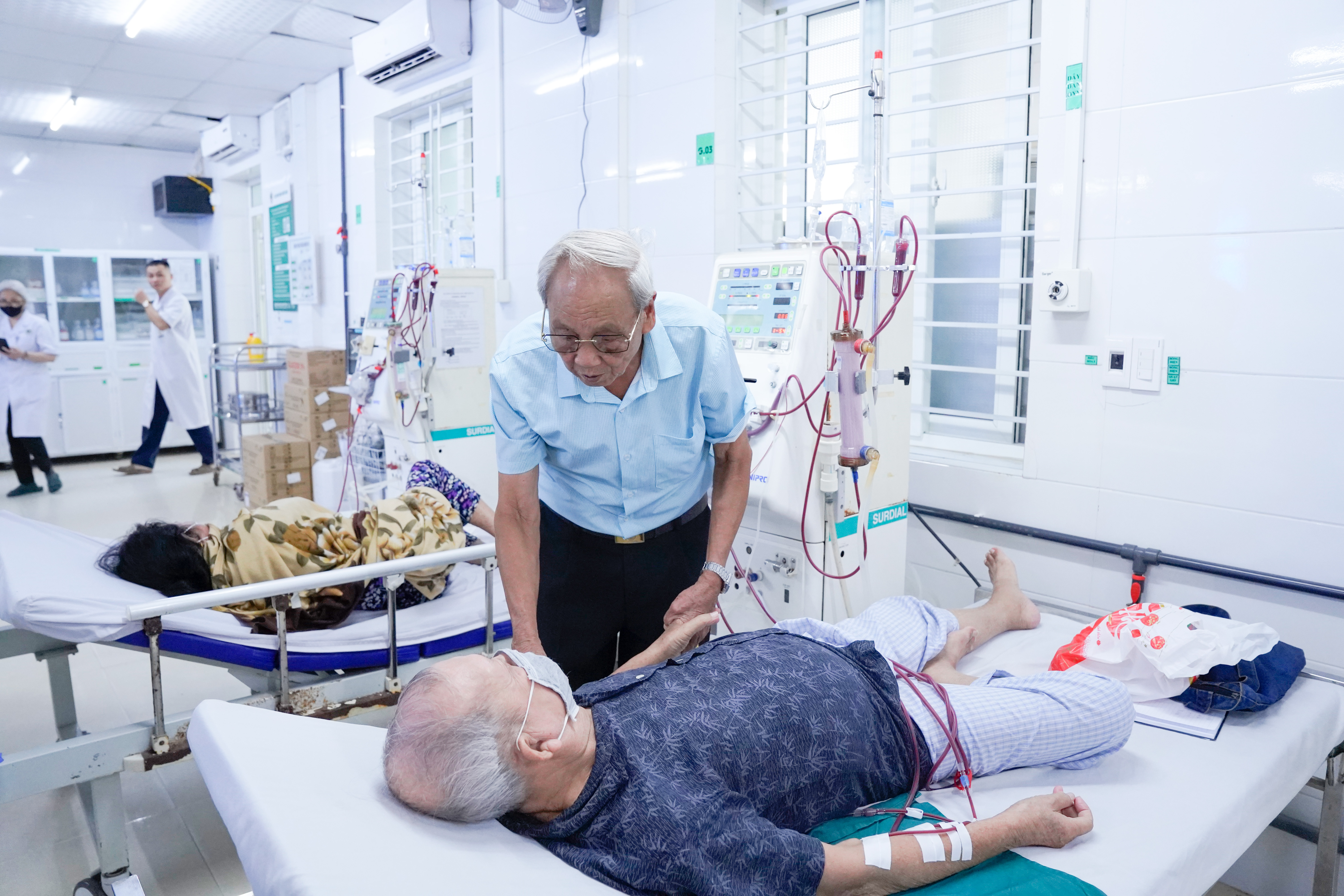 hinh anh cac manh thuong quan trao qua cho nguoi benh