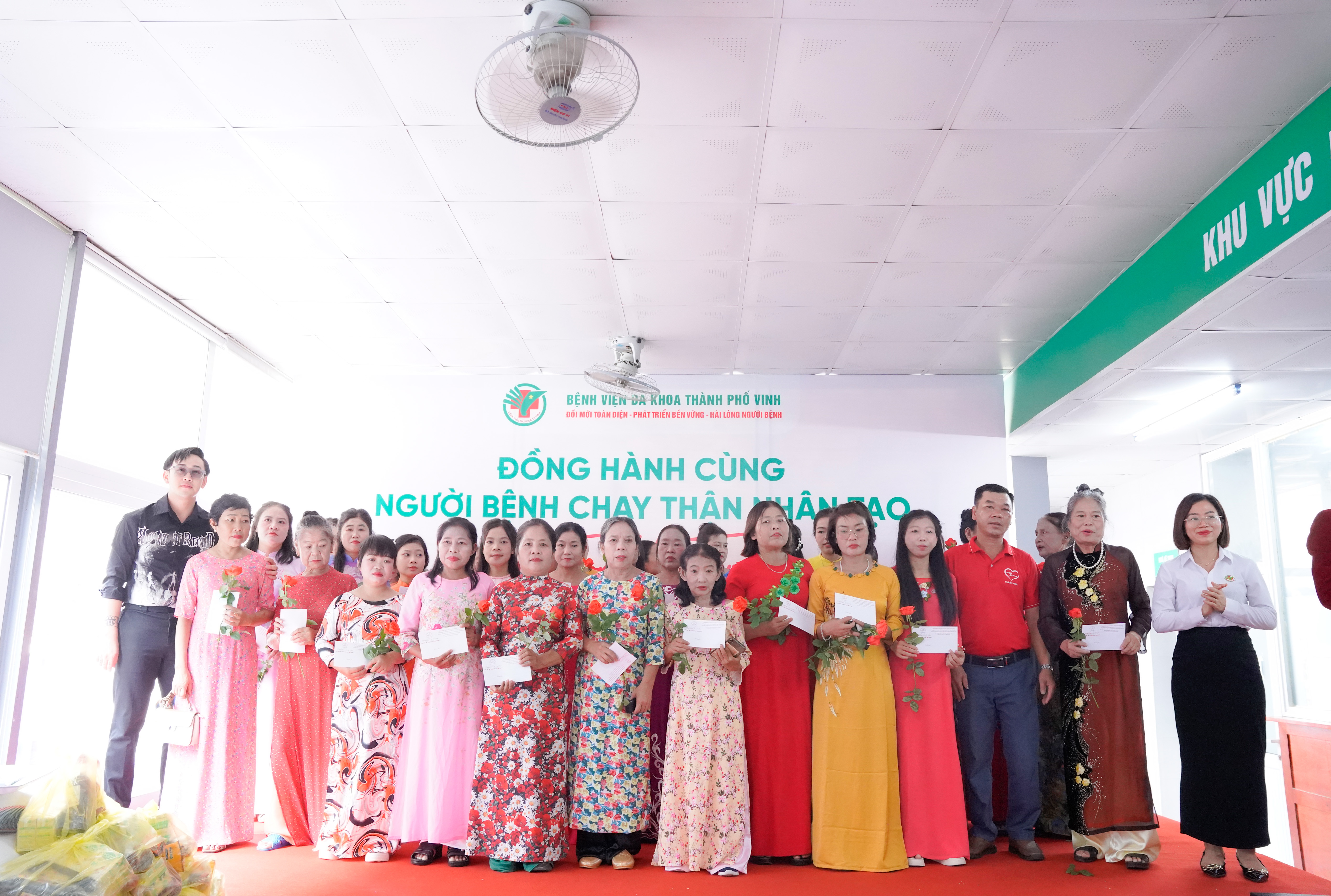 hinh anh nguoi benh duoc tang hoa qua nhan ngay 20 10