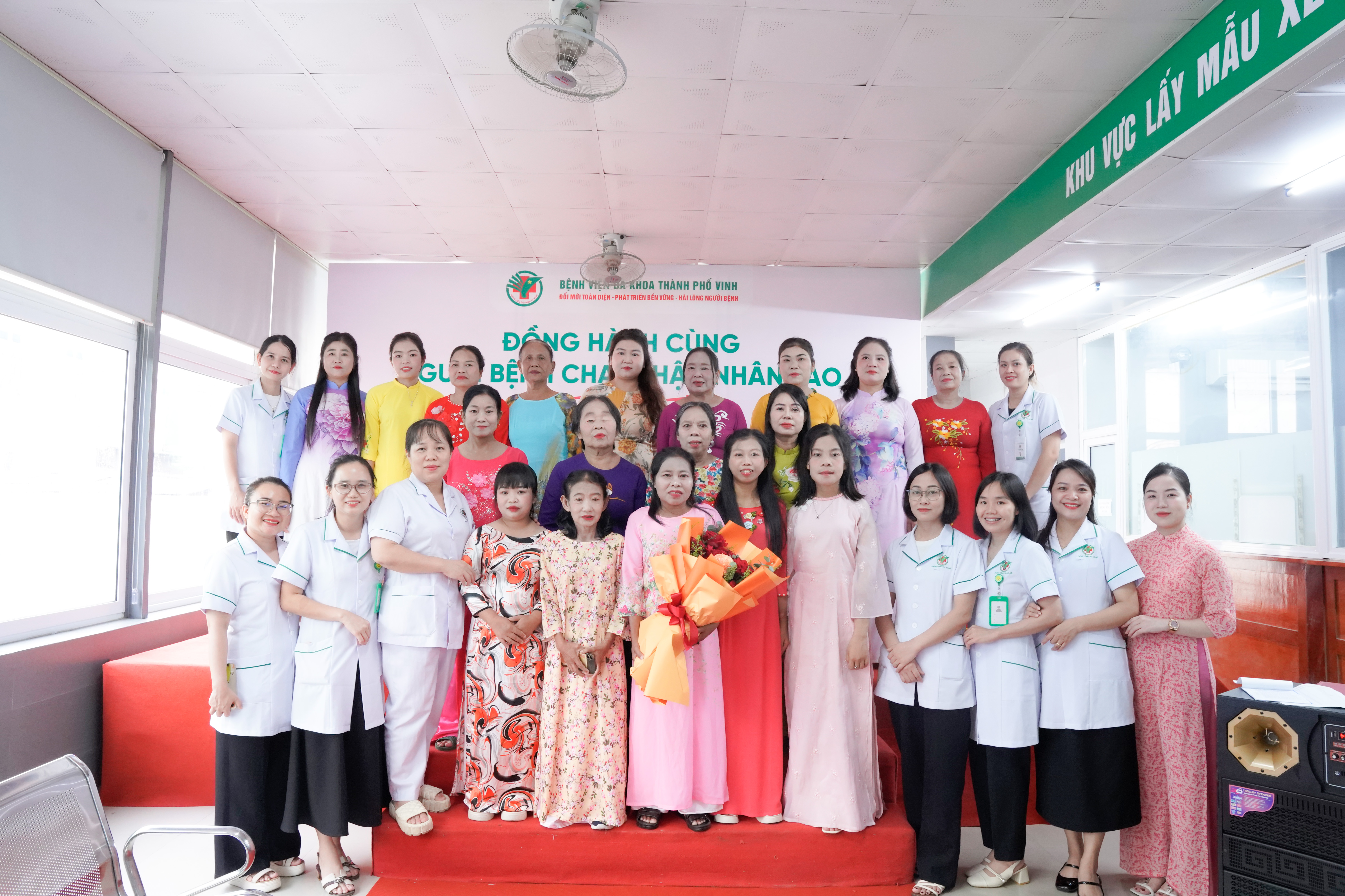 hinh anh nguoi benh rang ro trong ta ao dai